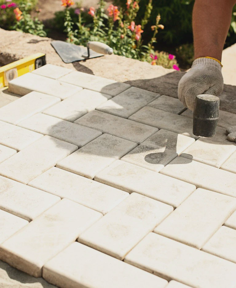 Układanie kostki brukowej w&nbsp;ogrodzie